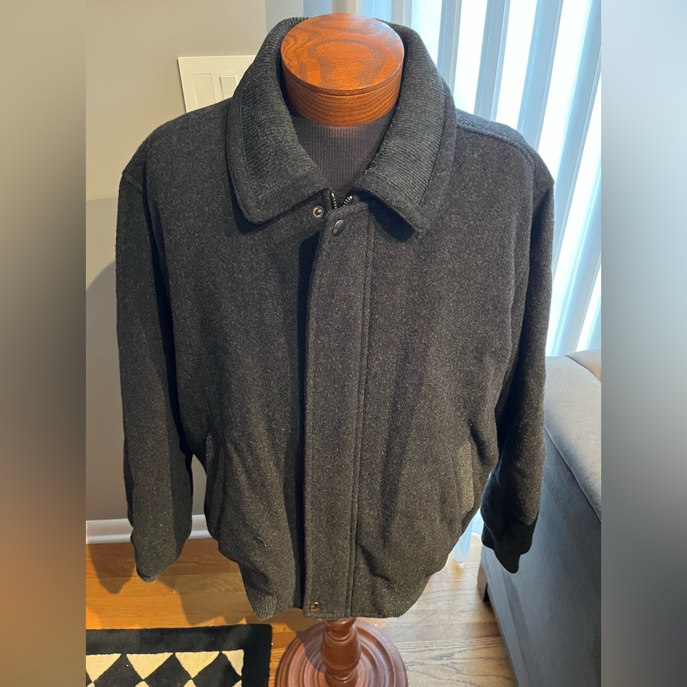 Men’s Gray full zipper jacket. Made by Aberdeen collection. Size xxl.
